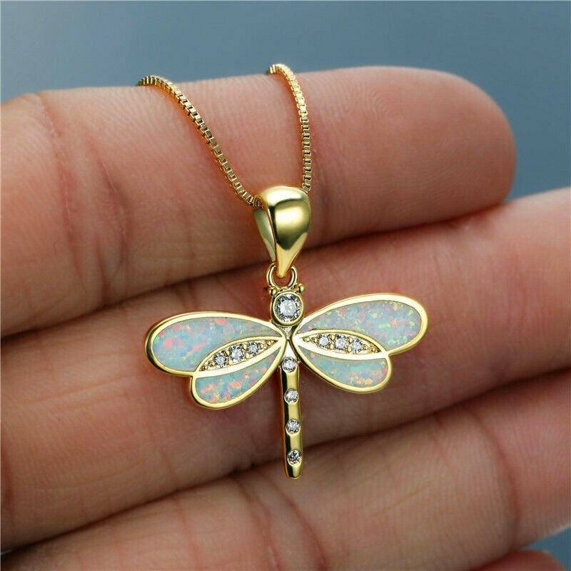 Collar dorado elegante con una familia de pájaros y ópalo para un estilo excepcional