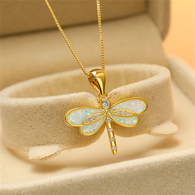 Collar dorado elegante con una familia de pájaros y ópalo para un estilo excepcional