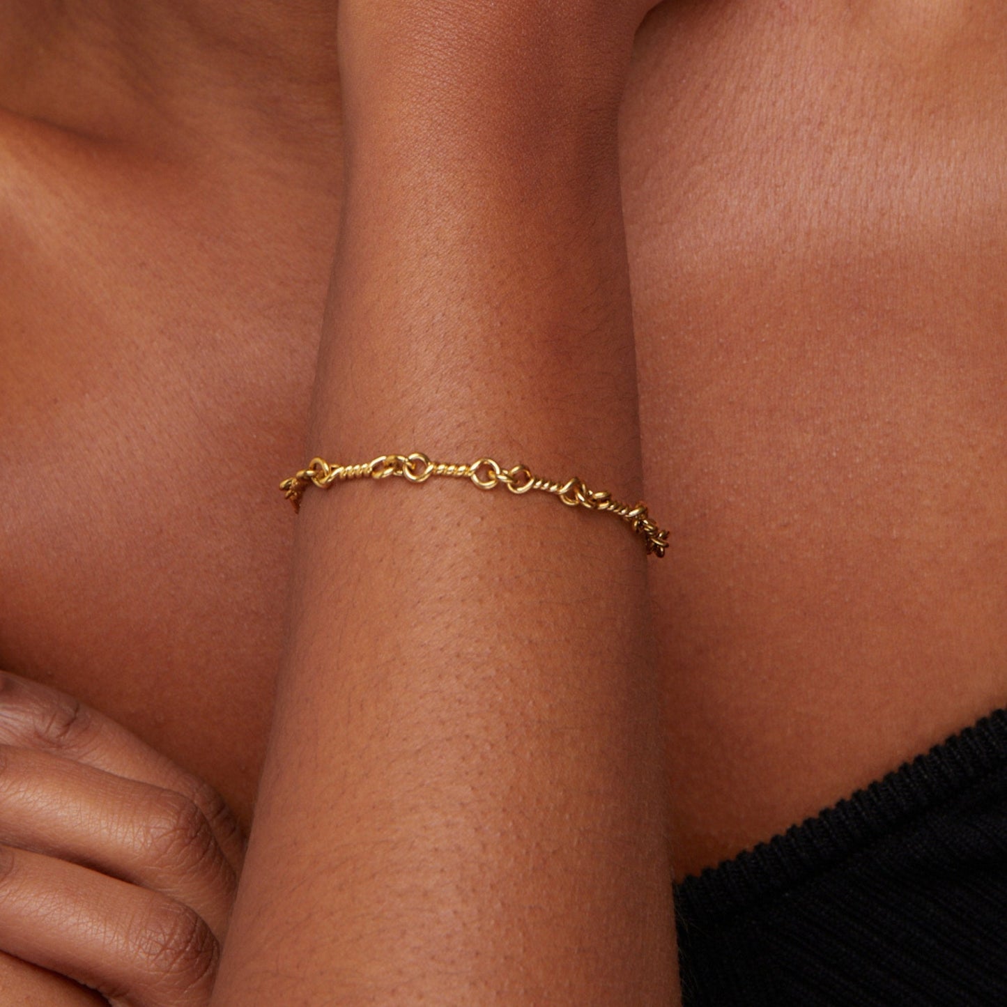 Pulsera con cadena de nudos en oro