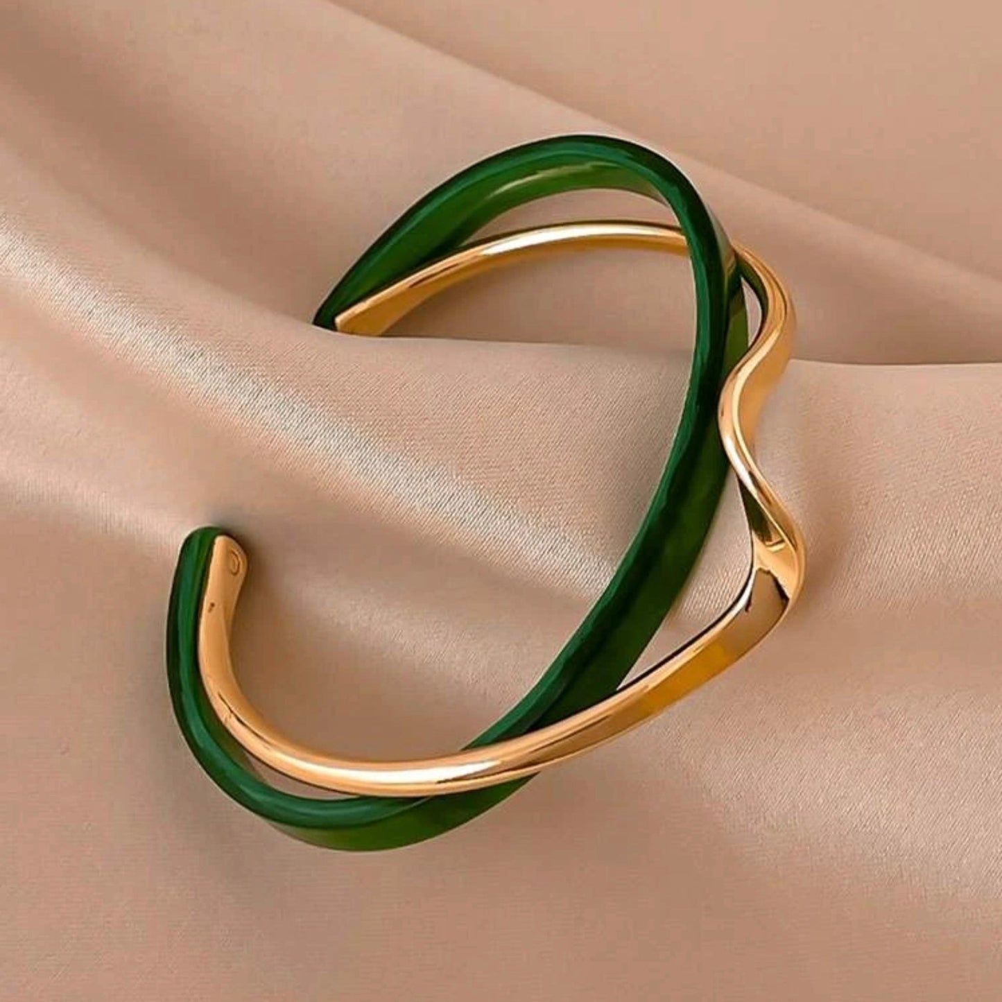 Elegante brazalete verde con detalles dorados