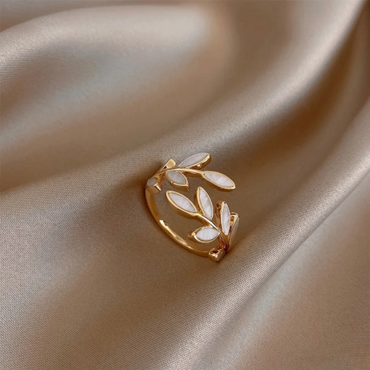 Anillo ajustable con hoja de ópalo blanco en oro