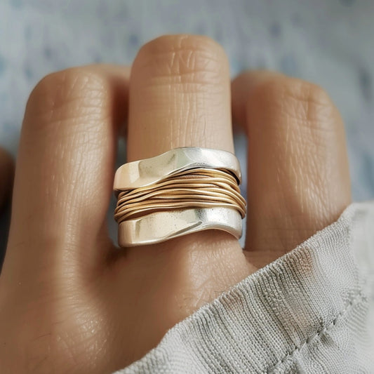 Anillo elegante de hilo de oro plateado para un estilo sofisticado