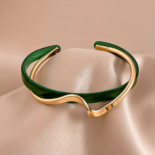 Elegante brazalete verde con detalles dorados