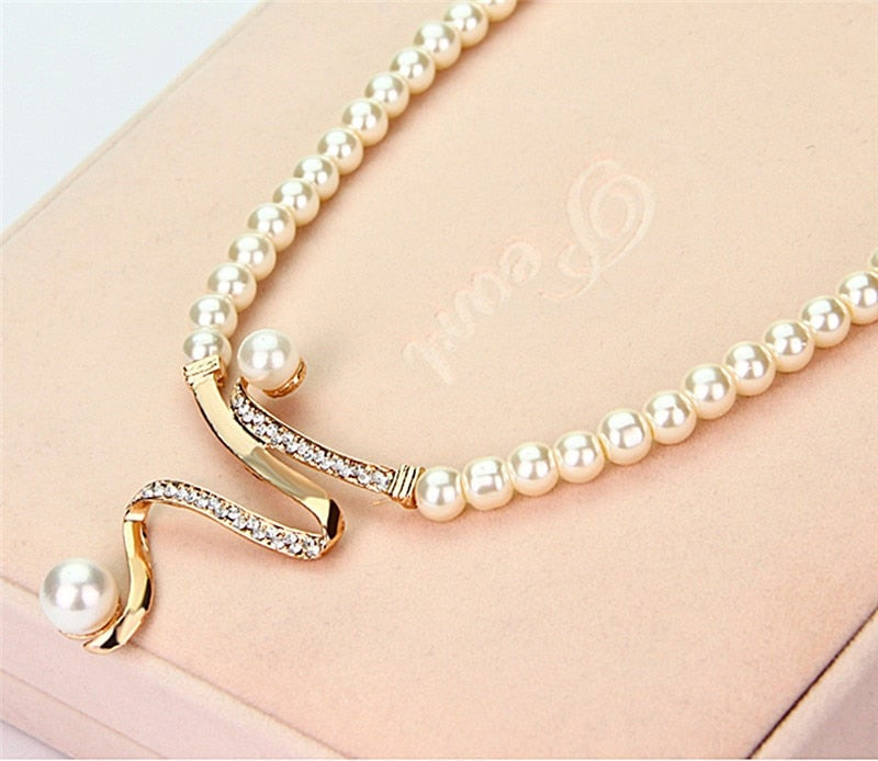 Conjunto elegante de collar y pendientes de perlas naturales para un estilo excepcional