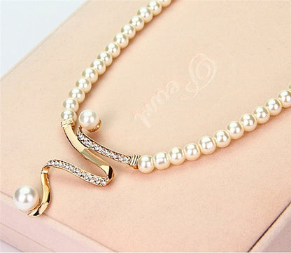 Conjunto elegante de collar y pendientes de perlas naturales para un estilo excepcional