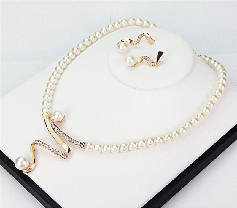 Conjunto elegante de collar y pendientes de perlas naturales para un estilo excepcional