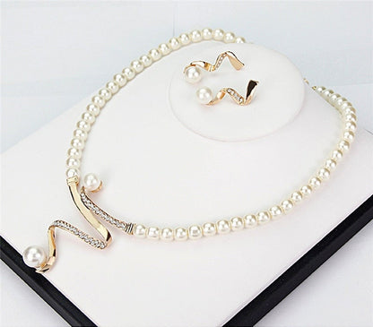 Conjunto elegante de collar y pendientes de perlas naturales para un estilo excepcional