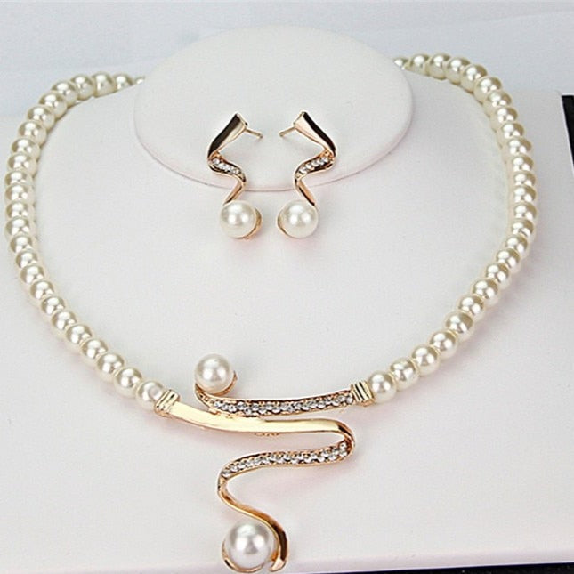 Conjunto elegante de collar y pendientes de perlas naturales para un estilo excepcional