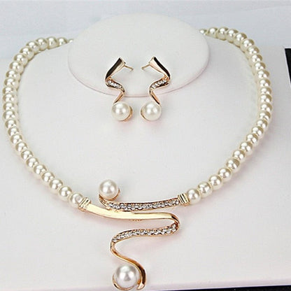 Conjunto elegante de collar y pendientes de perlas naturales para un estilo excepcional