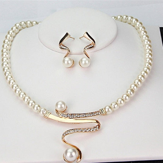 Conjunto elegante de collar y pendientes de perlas naturales para un estilo excepcional
