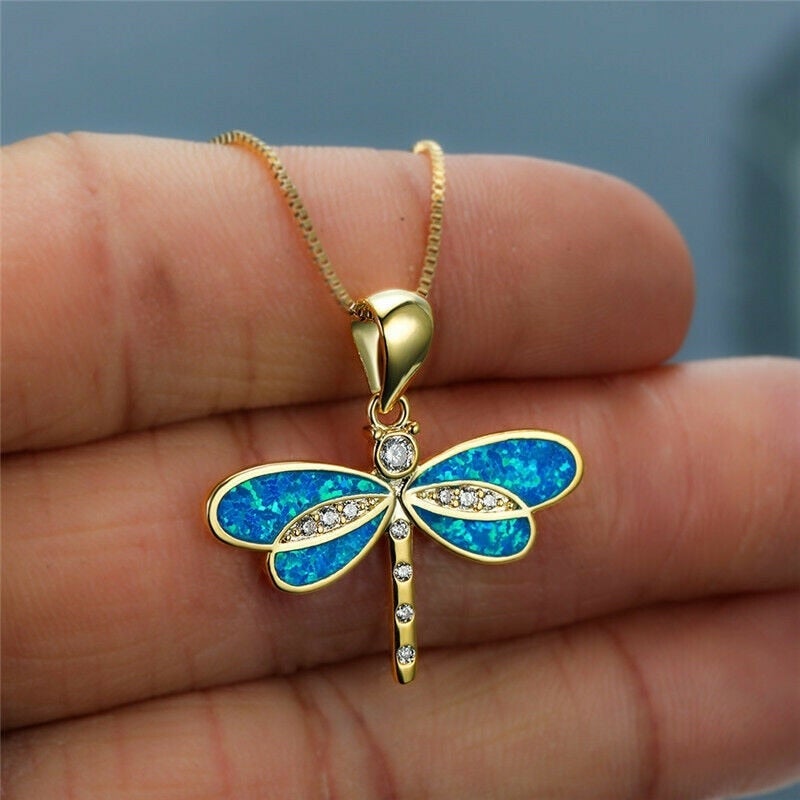 Collar dorado elegante con una familia de pájaros y ópalo para un estilo excepcional