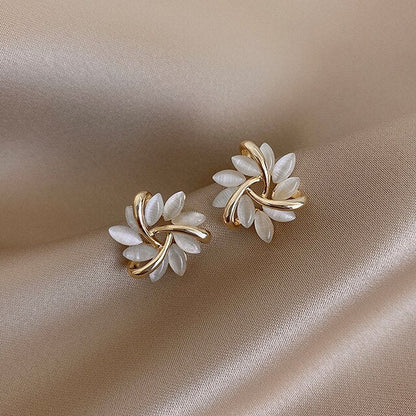 Exclusivos pendientes blancos de ópalo con un elegante acabado en oro