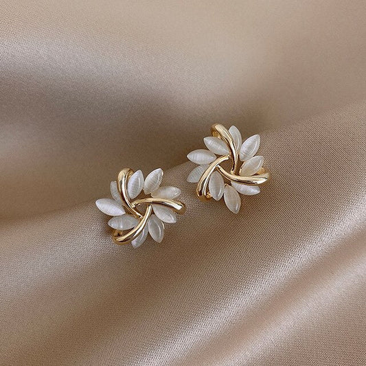 Exclusivos pendientes blancos de ópalo con un elegante acabado en oro