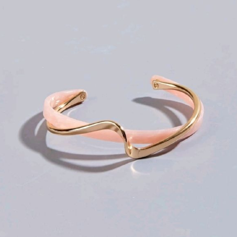 Elegante pulsera rosa con detalles dorados