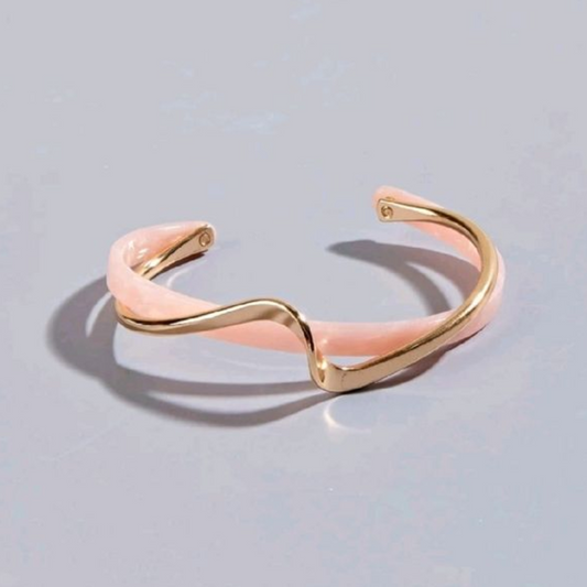 Elegante pulsera rosa con detalles dorados