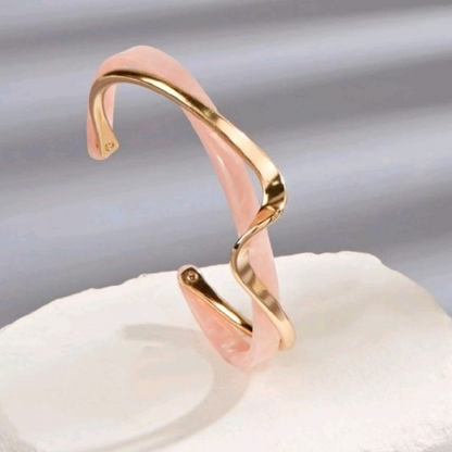 Elegante pulsera rosa con detalles dorados