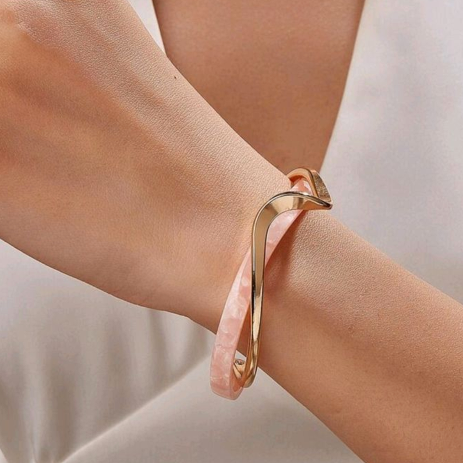 Elegante pulsera rosa con detalles dorados