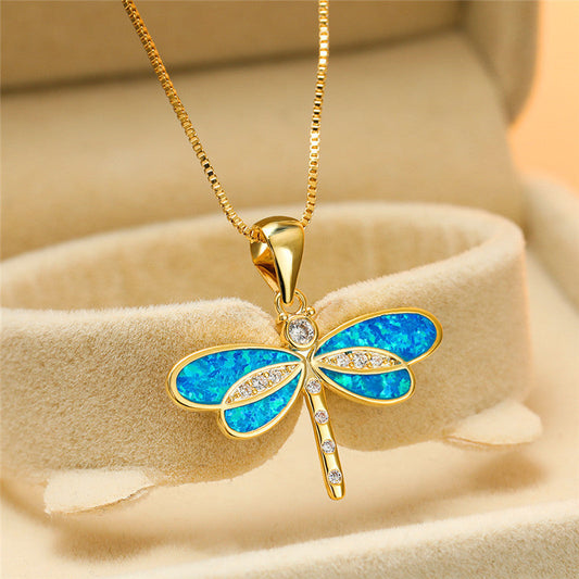 Collar dorado elegante con una familia de pájaros y ópalo para un estilo excepcional