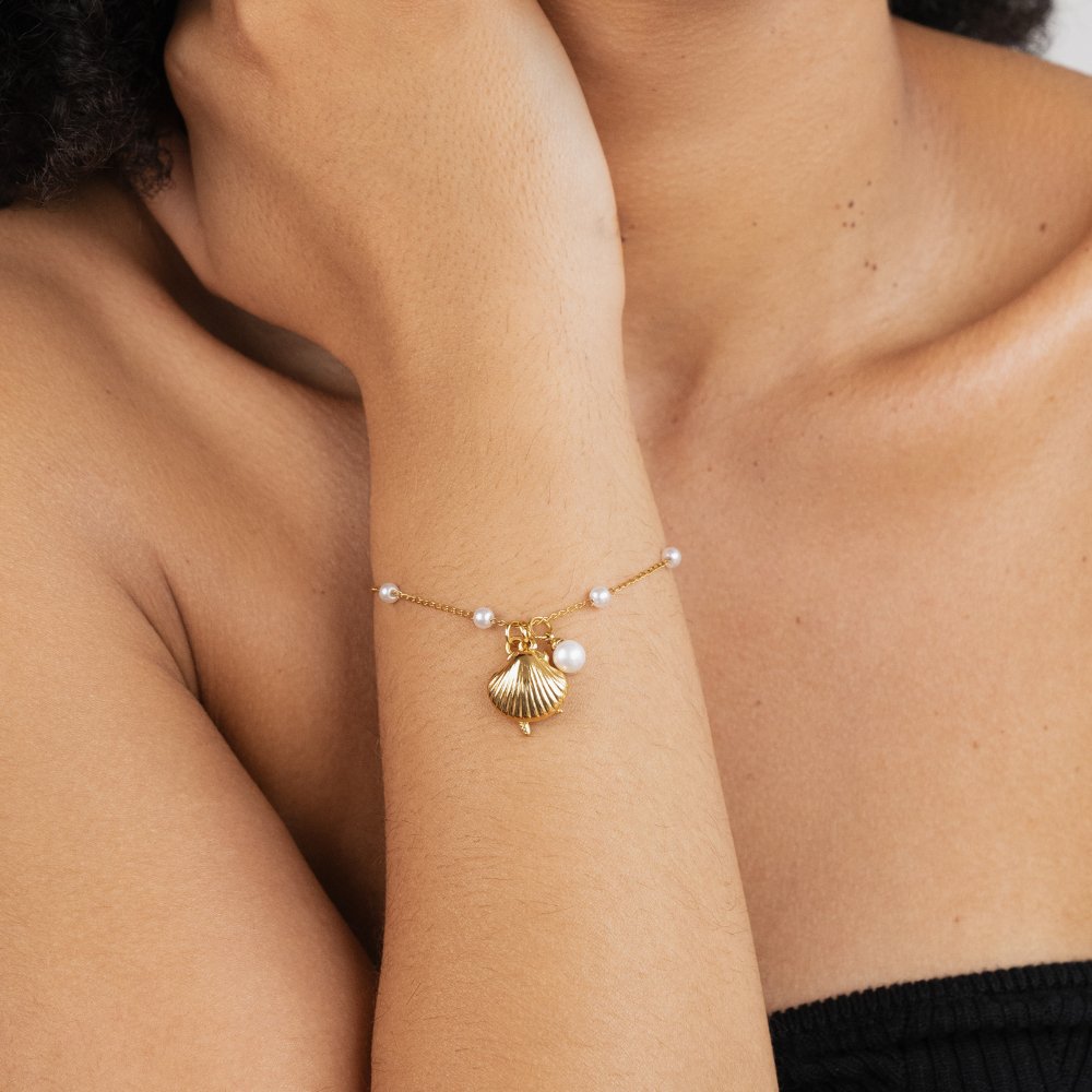 Pulsera con colgantes en forma de concha