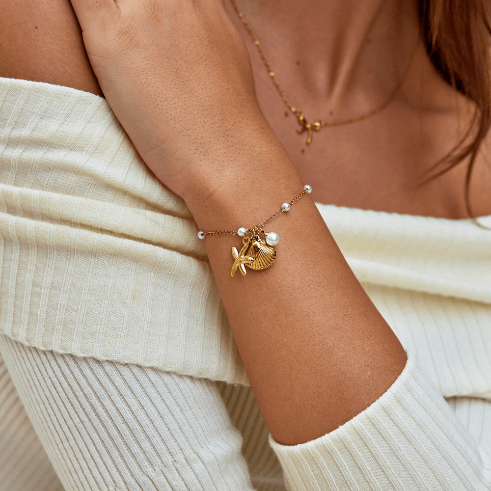 Pulsera con colgantes en forma de concha
