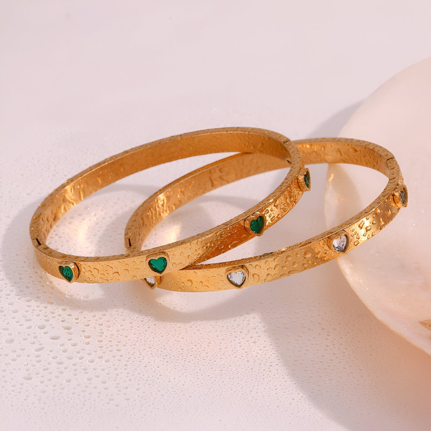 Pulsera con corazones