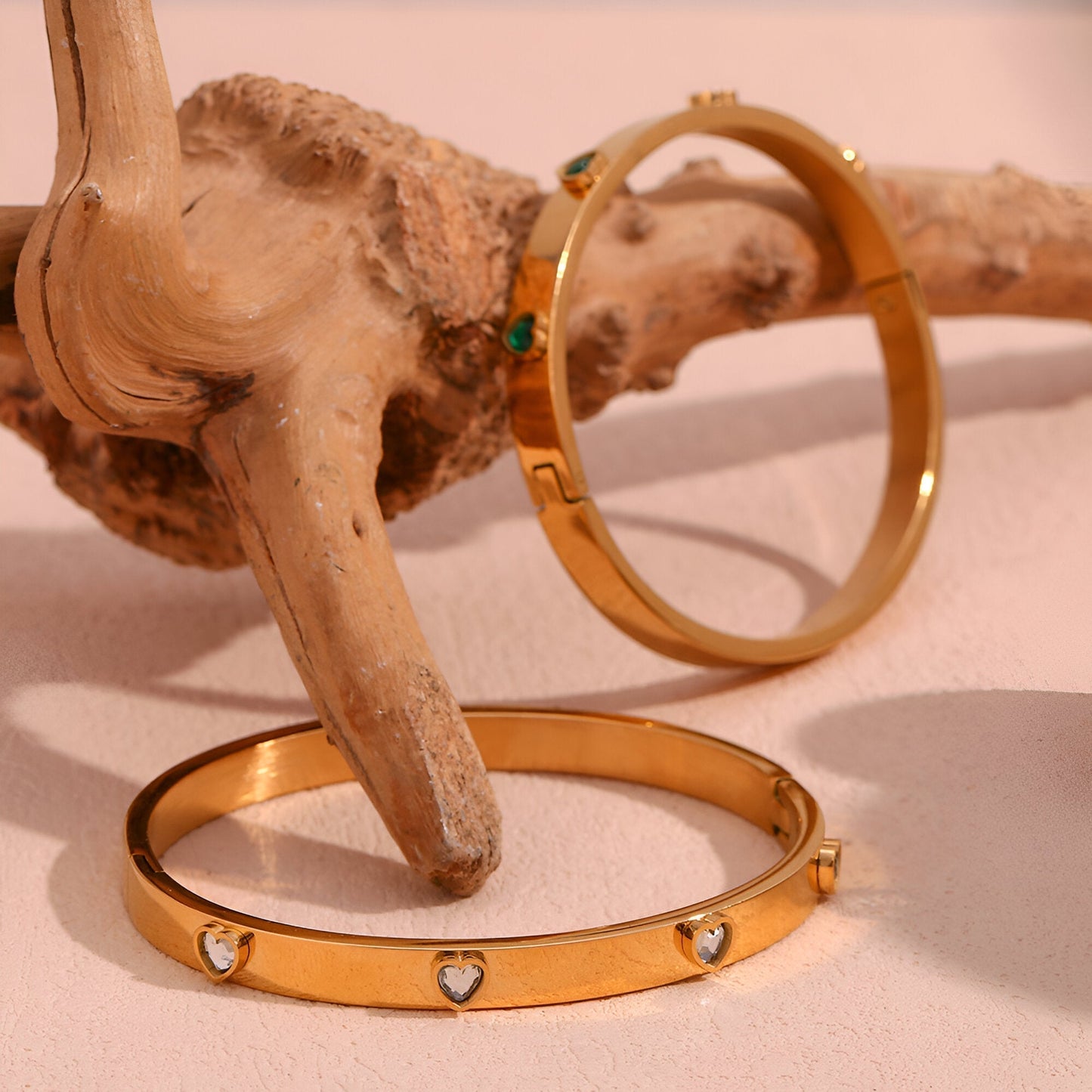 Pulsera con corazones