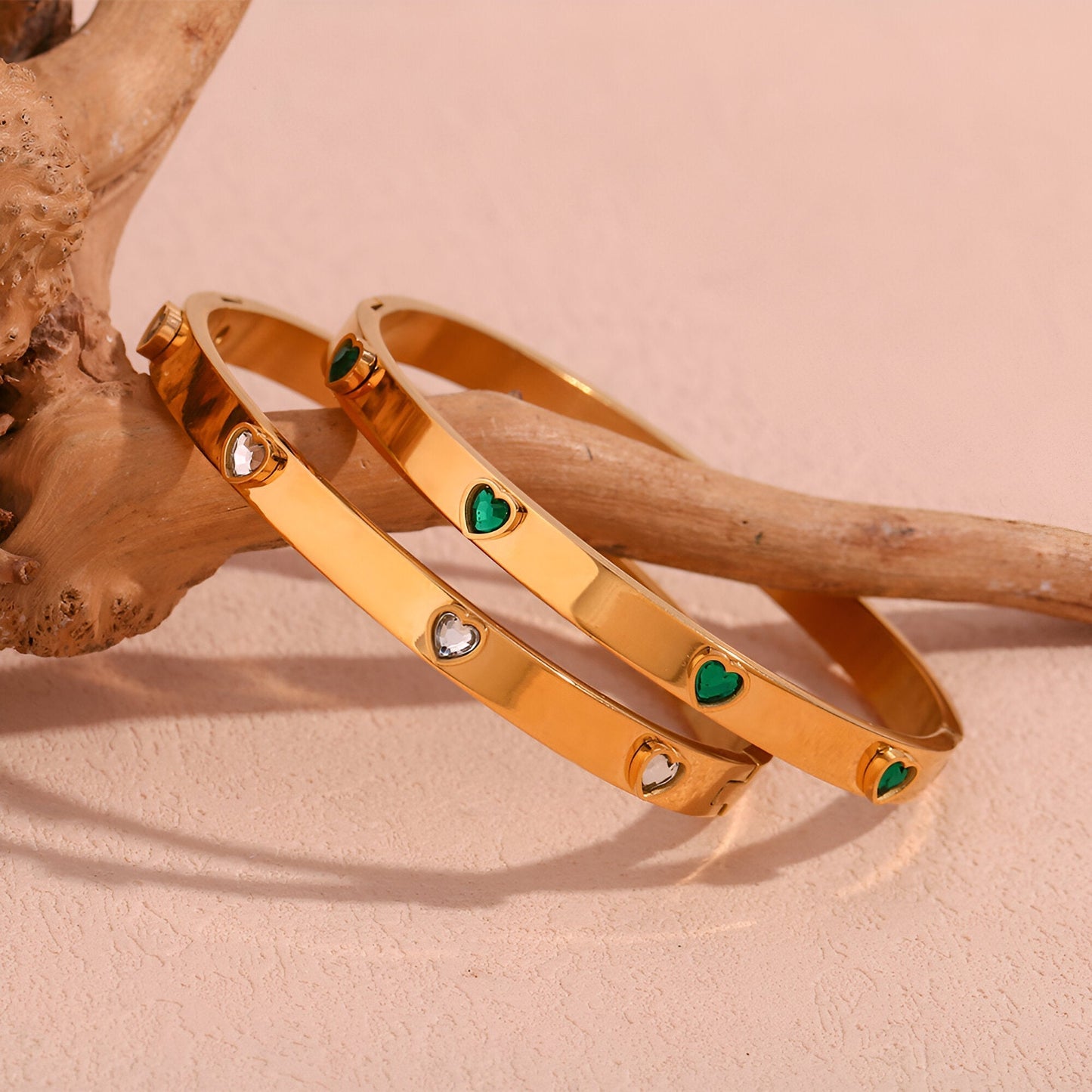 Pulsera con corazones