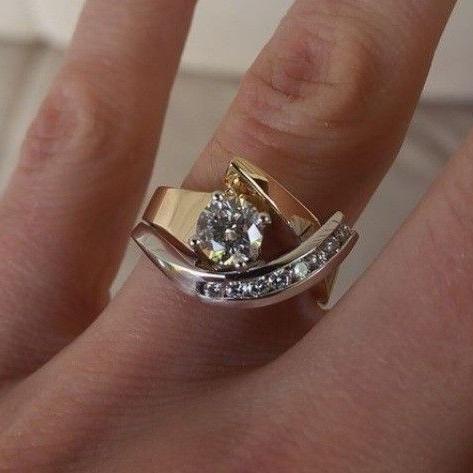 Anillo vintage irregular de oro y plata con zirconio