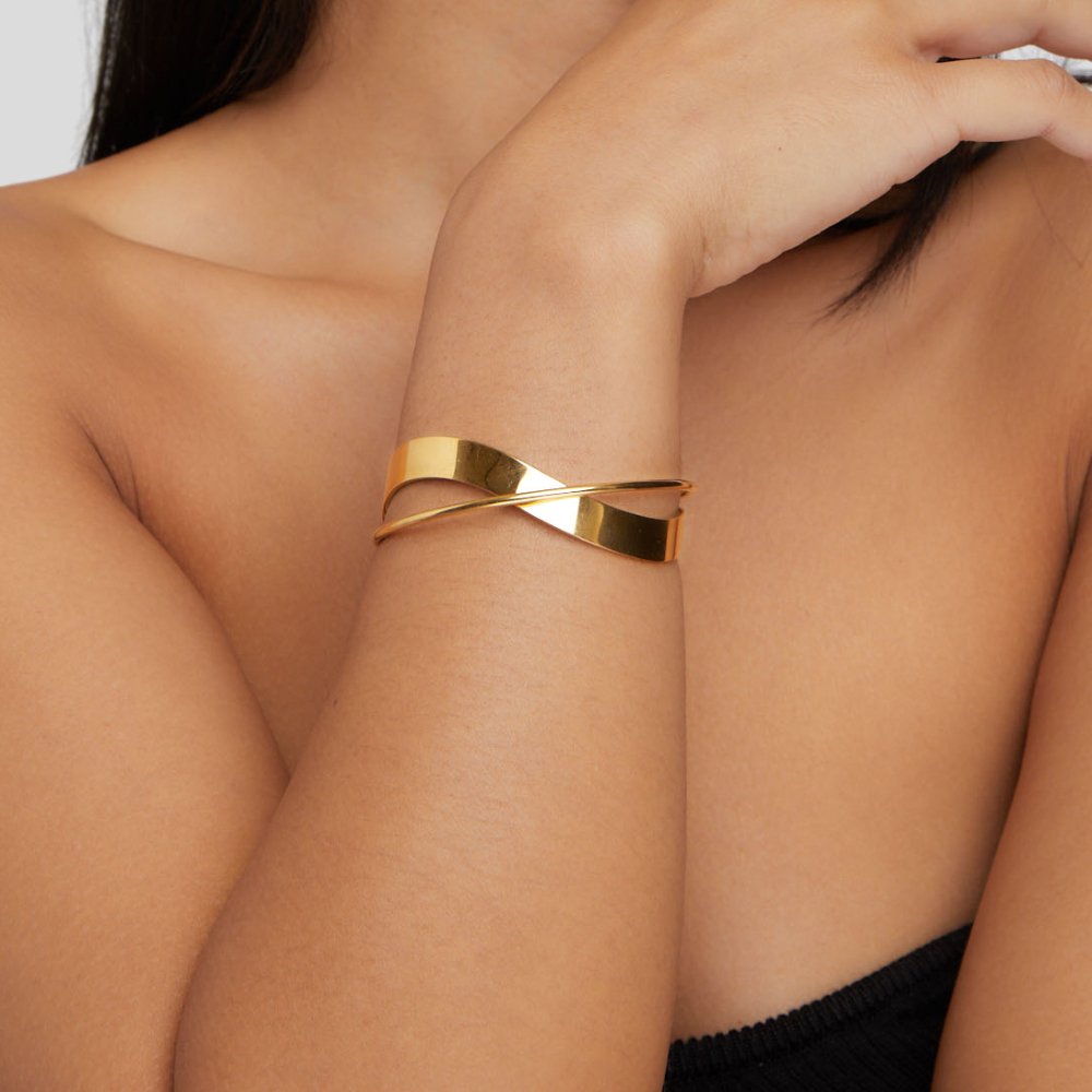 Pulsera rígida única en oro