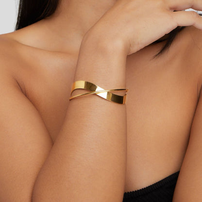 Pulsera rígida única en oro