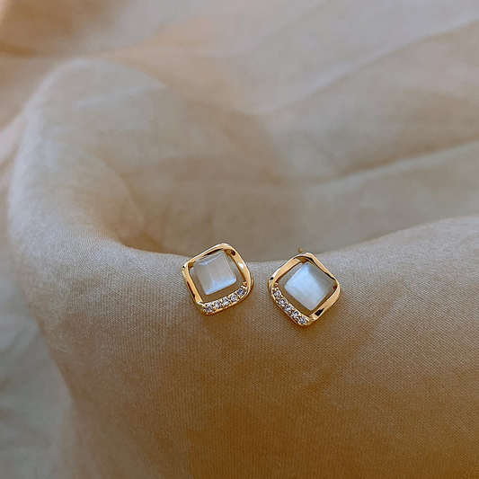 Pendientes elegantes altos con cristal de luna dorado para un brillo excepcional