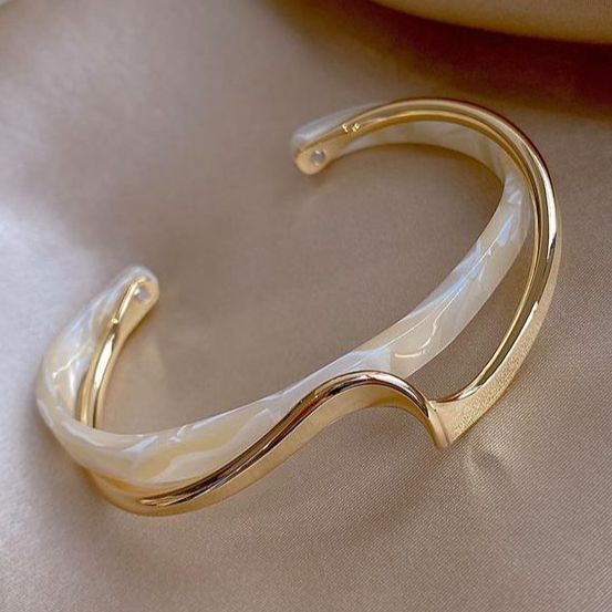 Elegante pulsera de oro con ópalo