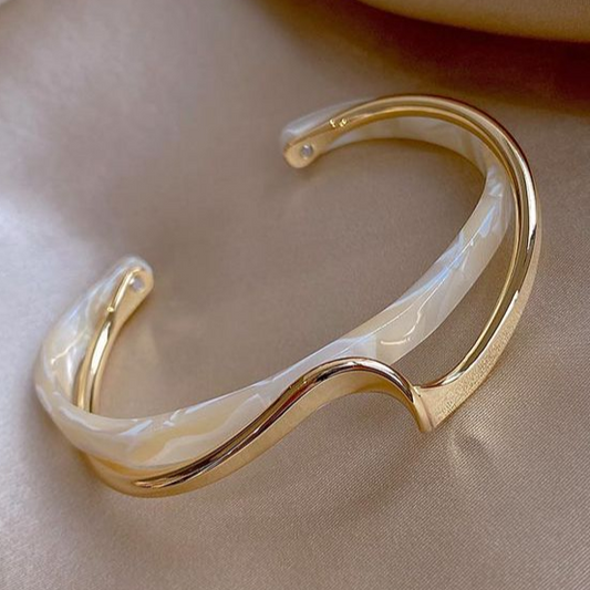 Elegante pulsera de oro con ópalo