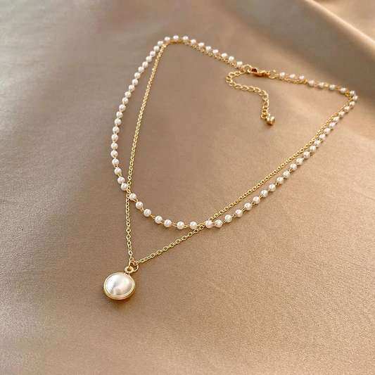 Collar elegante con perlas de lujo