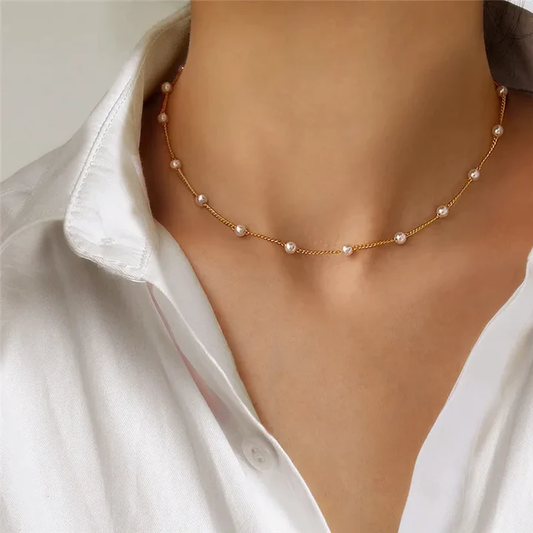 Collar elegante e imponente con una delicada perla para ocasiones especiales