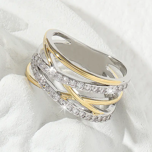 Anillo de oro y plata de varios niveles con zirconias elegantes para acentos sofisticados