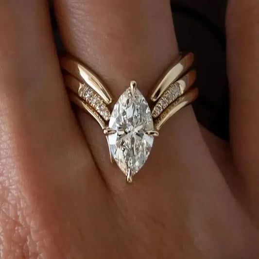 Anillo de oro con corona de gota de agua