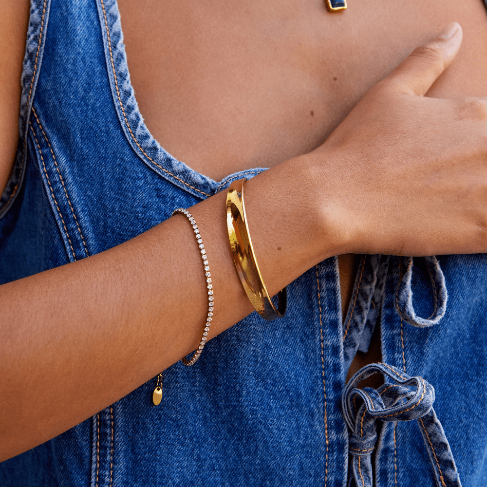 Pulsera rígida pequeña en oro