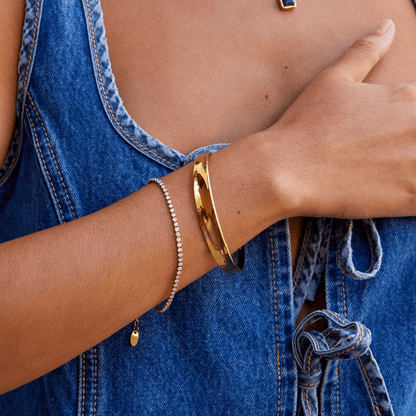 Pulsera rígida pequeña en oro