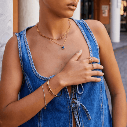 Pulsera rígida pequeña en oro