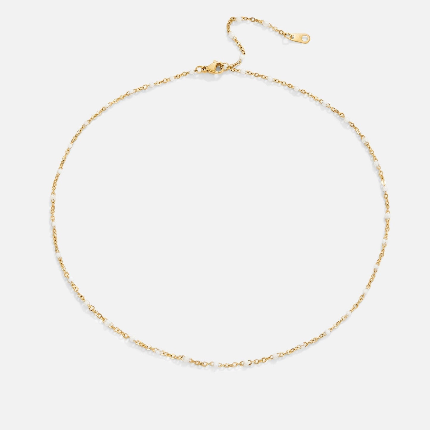 Collar de perlas blancas limpias