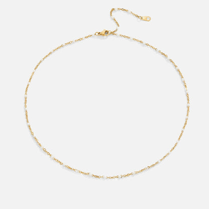Collar de perlas blancas limpias