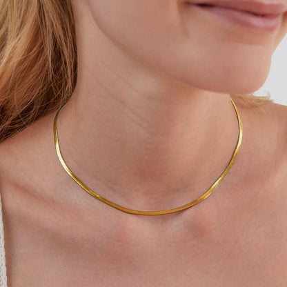 Collar de cadena de serpiente en oro